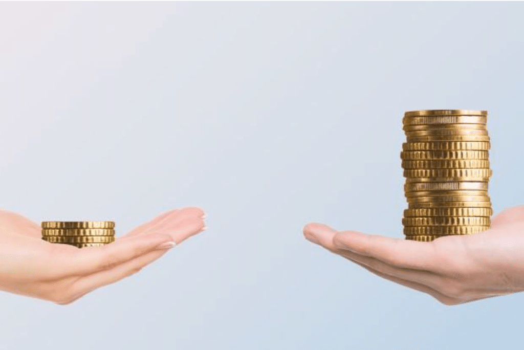 Doplňkové penzijní spoření – rozdíl ve výši úspor při včasném a pozdním zahájení spoření. Dvě ruce s malou a velkou hromádkou mincí.